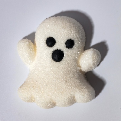 Fantasma esponjoso branco com olhos e boca pretos