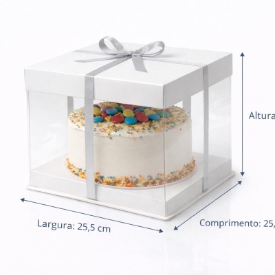 Bolo decorado em caixa transparente com tampa branca e fita cinza