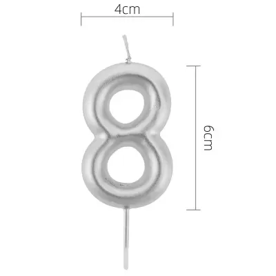 Vela prateada número 8 com 6 cm de altura e 4 cm de largura