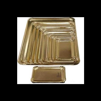 Conjunto de tabuleiros retangulares dourados com ornamentos decorativos nos cantos