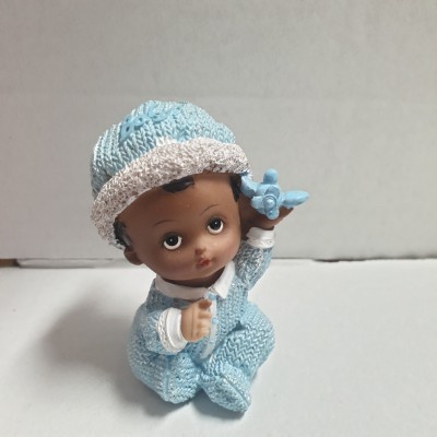 Miniatura de bebé com roupa azul claro e gorro segurando avião azul pequeno