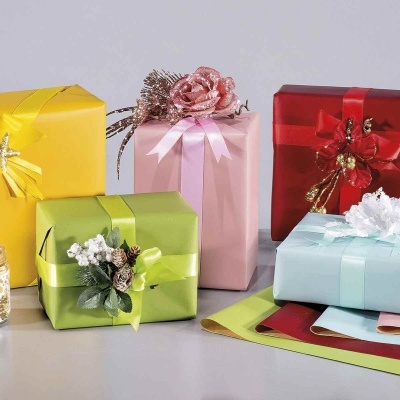 Caixas de presente coloridas com enfeites e vela decorativa