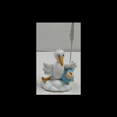 Figura decorativa de ganso branco segurando bebé na asa em tecido azul sobre nuvens brancas