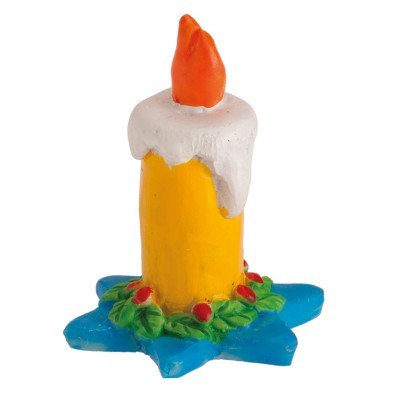 Vela decorativa amarela com chama laranja e base azul em forma de estrela