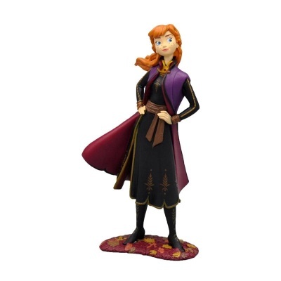 Figura de mulher com casaco roxo e vestido preto em base decorada com folhas.