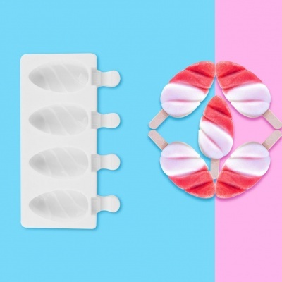 Forma de silicone para gelados com quatro cavidades ao lado esquerdo e cinco gelados coloridos em círculo ao lado direito, fundo bicolor azul e rosa.