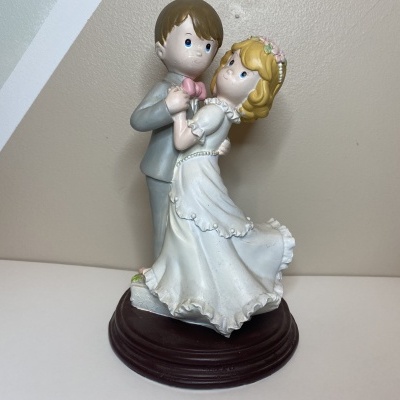 Figurine de casal a dançar vestido de noivos em base de madeira