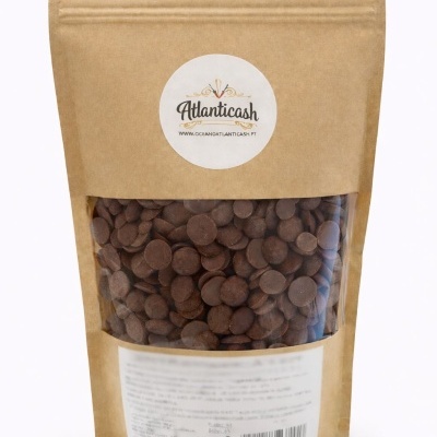 Saco de papel com pastilhas de chocolate e etiquetas brancas