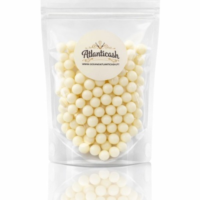 Saco transparente com pequenas bolas brancas e etiqueta da Atlanticash