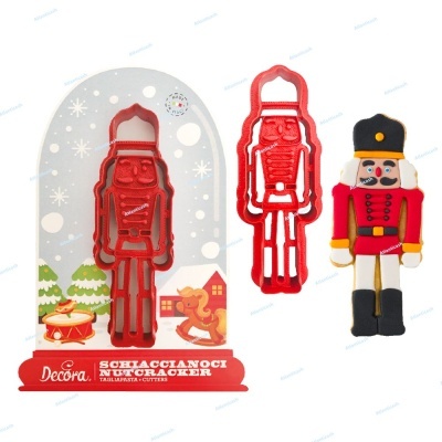 Cortadores vermelhos de plástico para biscoitos em forma de quebras-nozes com embalagem natalícia.