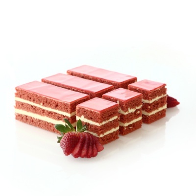 Fatias de bolo vermelho com creme e morangos