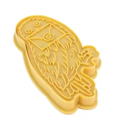 Forma de coruja em plástico amarelo para cortar massa com relevo