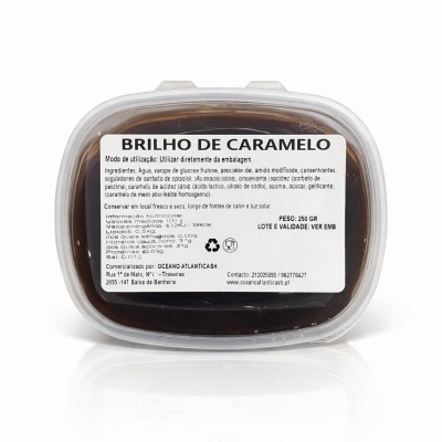 Embalagem plástica com brilho de caramelo e rótulo branco com texto em português