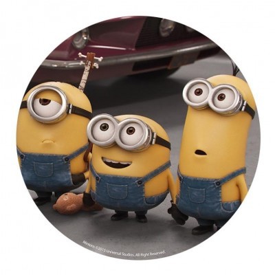 Três bonecos Minions amarelos com macacão azul e óculos prateados em frente a um carro.