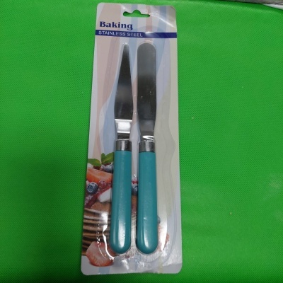 Conjunto de duas espátulas de aço inoxidável com cabos azuis em embalagem blister.