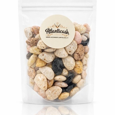 Pacote transparente com pedras decorativas multicoloridas e etiqueta ATLANTICASH