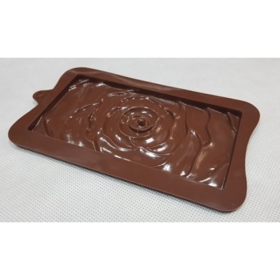 Molde de silicone castanho retangular com textura ondulada