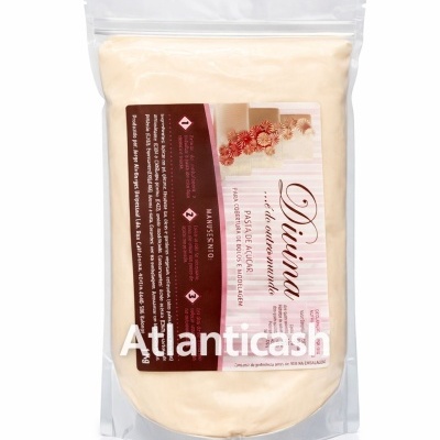 Embalagem de pasta de açúcar clara com etiqueta rosa e marrom