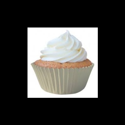 Cupcake com cobertura branca sobre base castanha clara em forma ondulada cinzenta