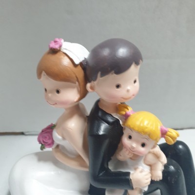 Estatueta de casal com noiva, noivo e criança em cerâmica