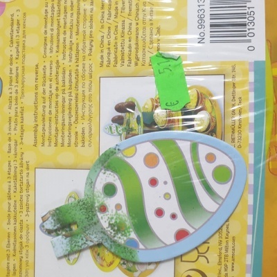 Lâmina decorativa oval colorida sobre fundo amarelo com texto multilíngue e etiqueta de preço verde.