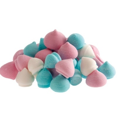 Suspiros coloridos rosa, azul e branco sobre fundo branco