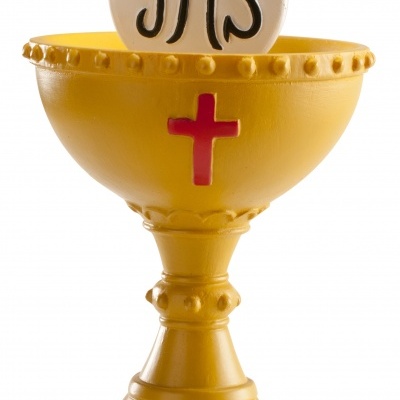 Cálice dourado com cruz vermelha e hóstia branca com letras JHS