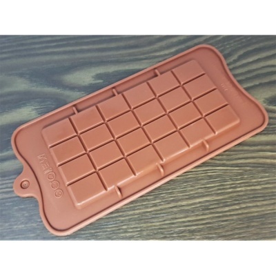 Forma de silicone castanha com divisórias para barras de chocolate