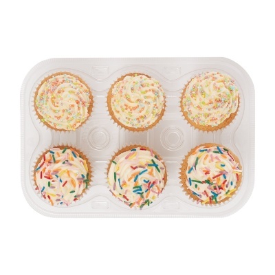 Pack de cupcakes com creme branco e granulados coloridos em embalagem plástica transparente.