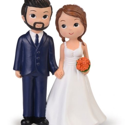 Figuras decorativas de noivo e noiva com roupa formal e bouquet de flores laranja