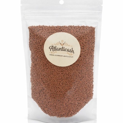 Saco transparente com granulados castanhos e etiqueta Atlanticash