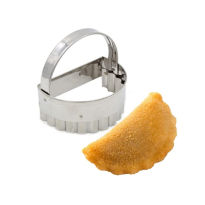 Molde cortador metálico com um pastel frito