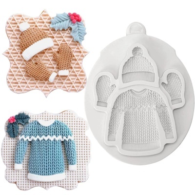 Molde de silicone branco com forma de camisola, gorro e luvas e exemplos decorados em castanho, branco, azul e verde
