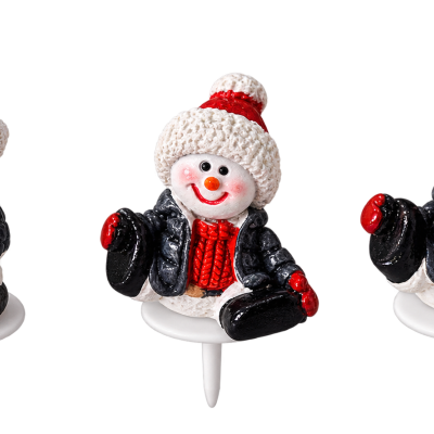 Três bonecos de neve decorativos com roupas de inverno em bases brancas com pingo