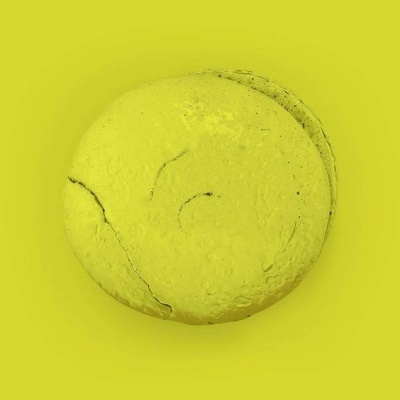 Macaron amarelo com fissuras sobre fundo amarelo