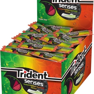 Expositor com pastilhas Trident senses watermelon sunrise em embalagens verdes, amarelas e laranjas