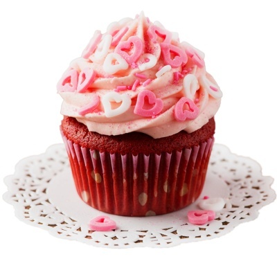 Cupcake vermelho com cobertura rosa e corações de açúcar cor-de-rosa e brancos