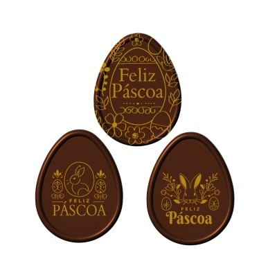 Três ovos de chocolate decorados com desenhos dourados e texto Feliz Páscoa