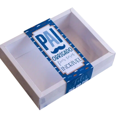 Caixa branca de madeira com etiqueta azul para presente