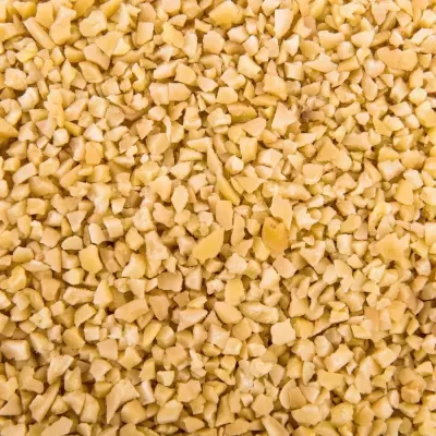 Fragmentos pequenos e irregulares de avelãs torradas bege e castanho claro