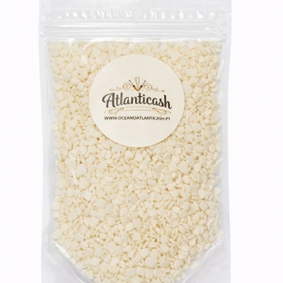 Pacote transparente com pequenas pérolas brancas e etiqueta Atlanticash