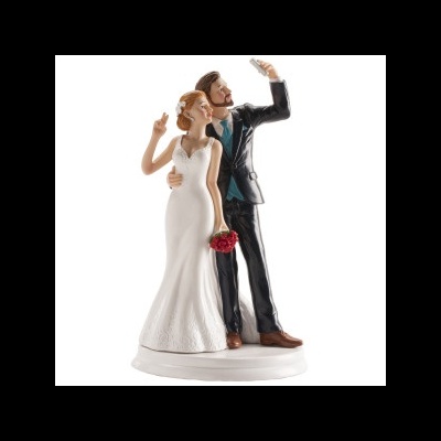 Figuras decorativas de noivos vestidos de casamento tirando uma selfie