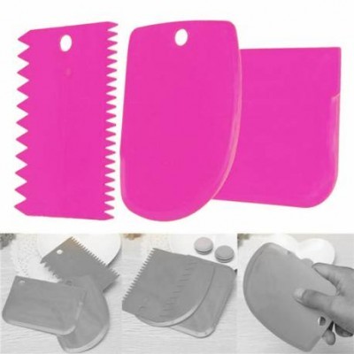 Conjunto de três espátulas rosa para culinária com bordas variadas