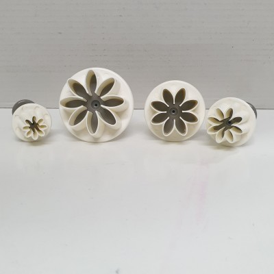 Conjunto de quatro cortadores de massa em forma de flor em vários tamanhos