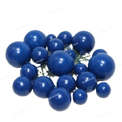 Bolas azuis brilhantes de vários tamanhos sobre fundo branco