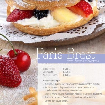 Pastelaria Paris Brest com frutos silvestres numa renda branca e prato de madeira
