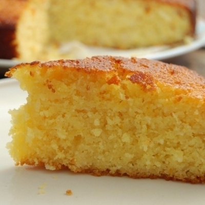 Fatia de bolo amarelo fofinho num prato branco