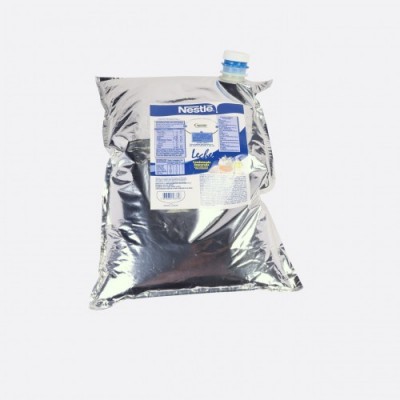 Pacote prateado de leite Nestlé com etiqueta azul e branca e tampa azul