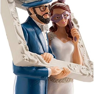 Figura decorativa de casal vestido de noivos segurando moldura branca