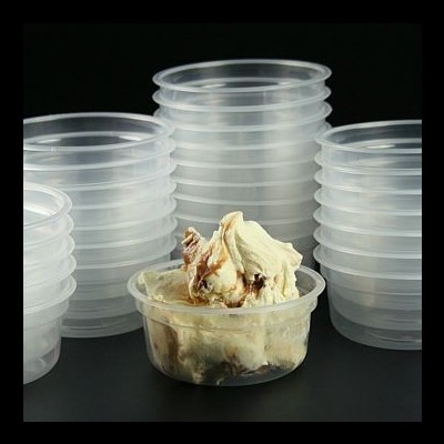 Copos descartáveis transparentes empilhados com um sorvete de creme e castanho no copo da frente